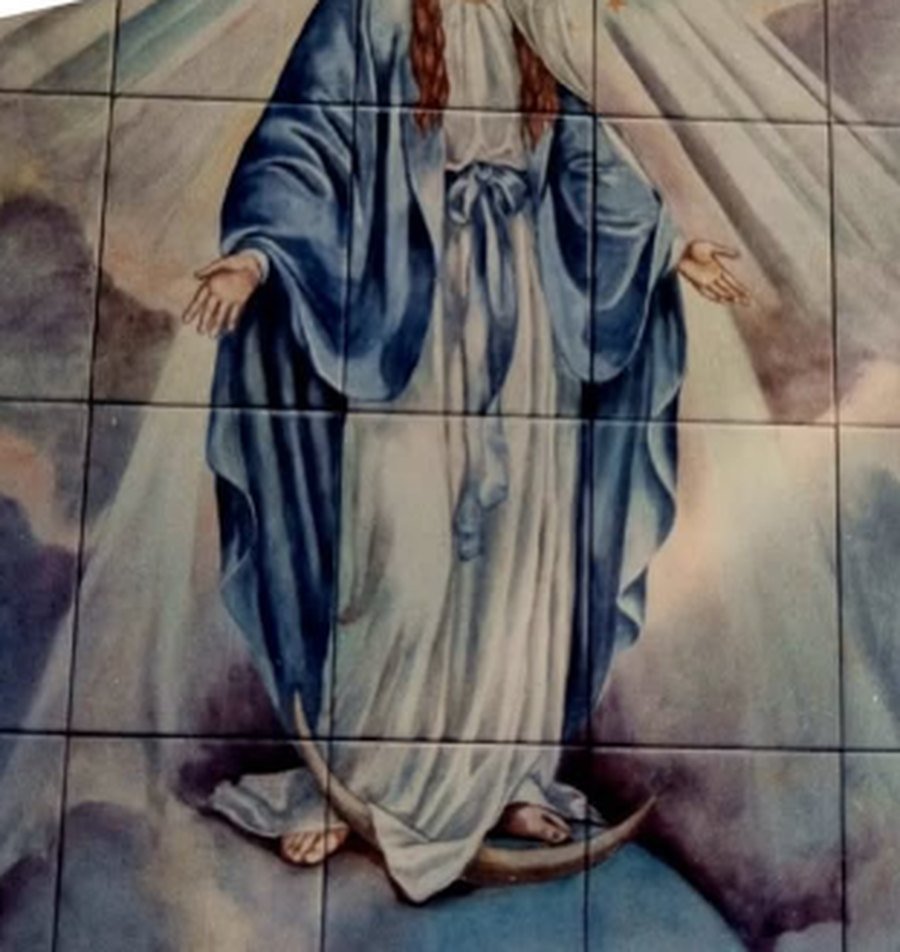 Imagen pintada sobre cerámicos blancos