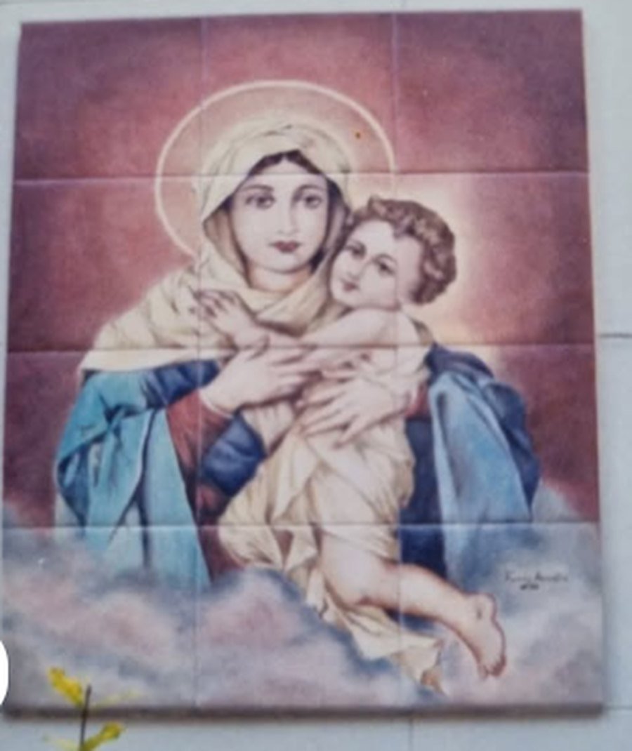 Imagen pintada sobre cerámicos con tonos rosados y azules